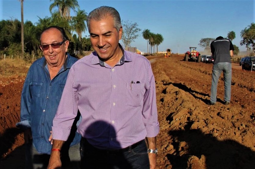 Governador Reinaldo Azambuja, ao lado do prefeito de Bonito, Odilson Soares, em visita à obra da MS-382, no ano passado. Foto: Chico Ribeiro