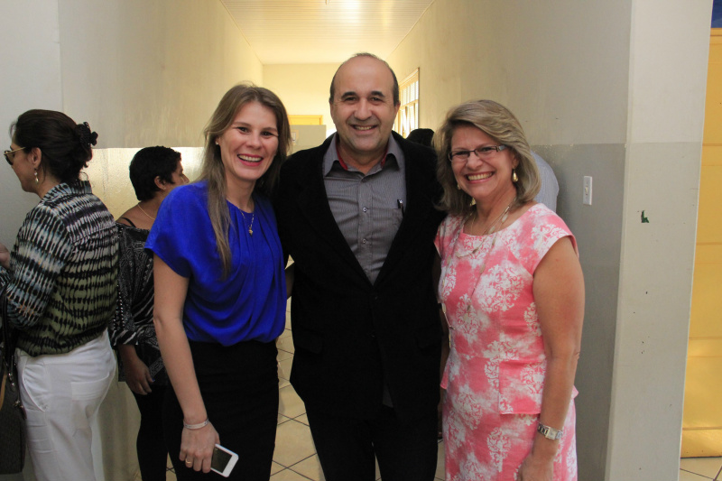 A secretária de Turismo, Juliane, o prefeito Leleco e a homenageada Nilde Brun.