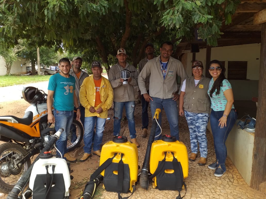 Equipe está realizando controle químico com a utilização de 4 bombas costais motorizadas. Foto: Divulgação