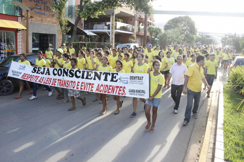 Alunos durante a caminhada do 