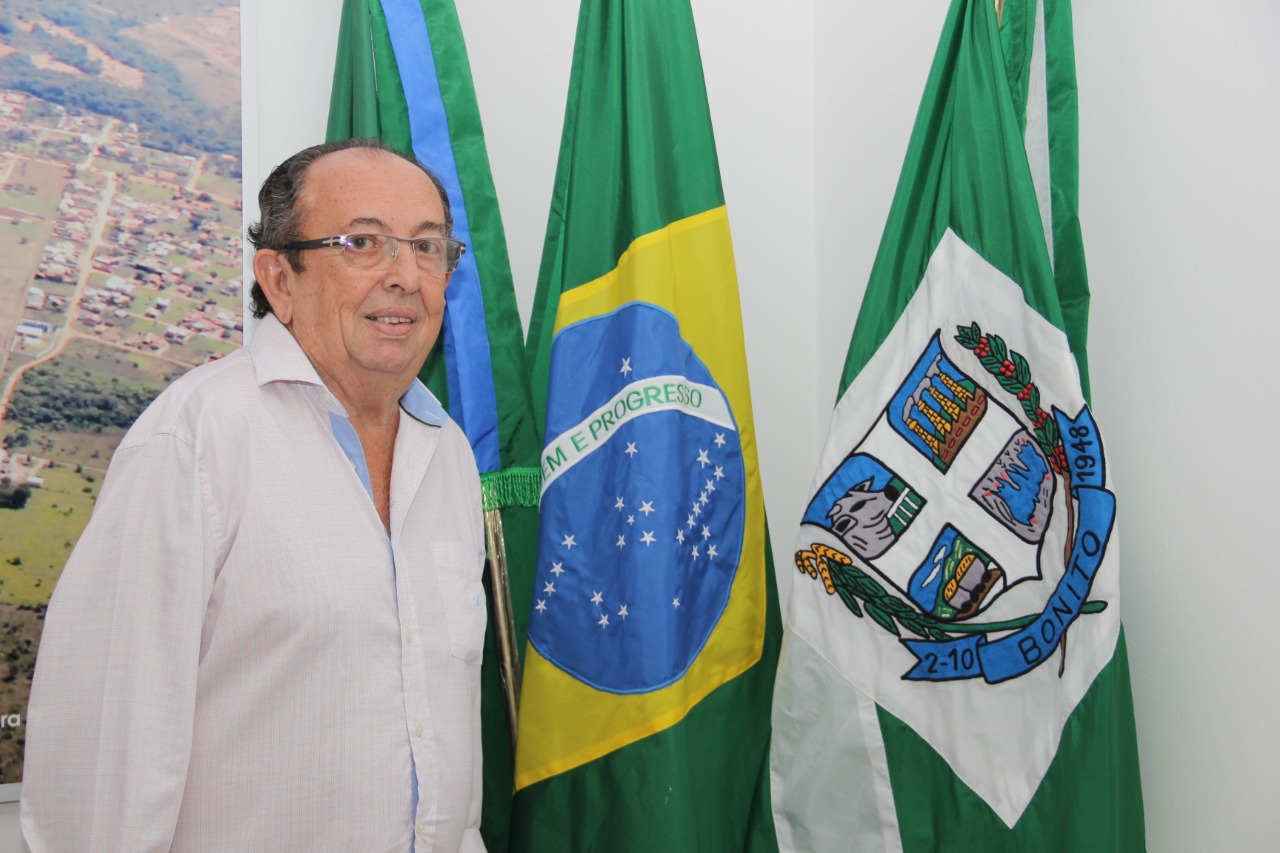 Prefeito é formado em Ciências Contábeis, Ciências Econômicas e Matemática, bem como professor aposentado e empresário. Foto: Jabuty