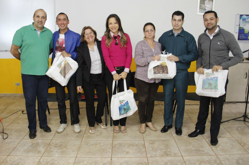 Palestrantes receberam material sobre Bonito durante seminário.