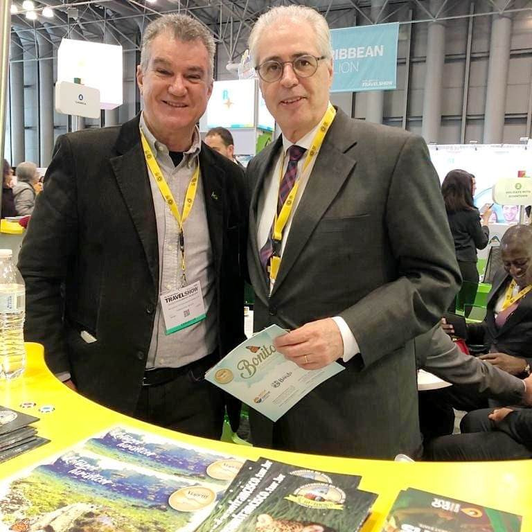 Secretário de Turismo de Bonito (MS) Augusto Mariano (esquerda) ao lado do Cônsul-Geral do Brasil em Nova York (EUA) Enio Cordeiro