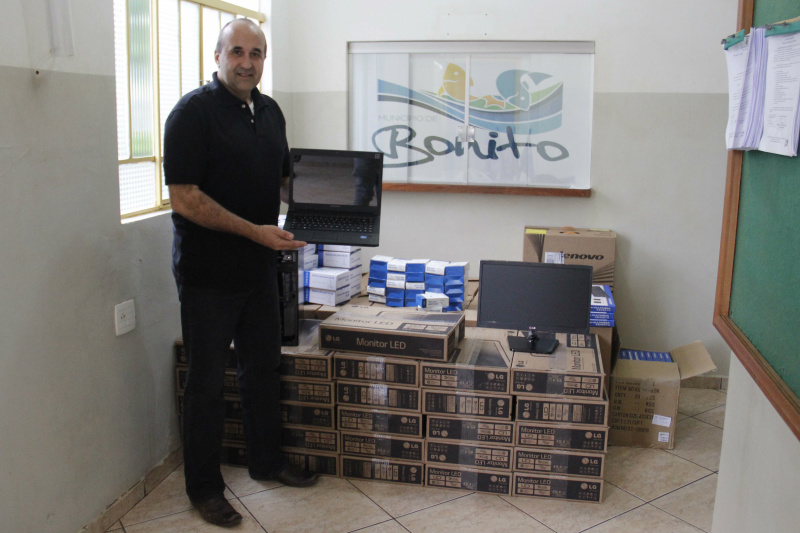 Prefeito Leleco Brito (PT do B) no ato de recebimento dos novos computadores.