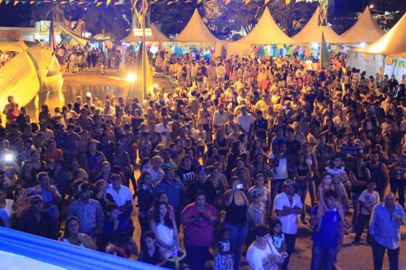 Público marcou presença em massa na 2ª Festa das Tradições na Praça da Liberdade.