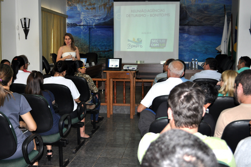 Secretária de Turismo, juliana Salvadori, durante a reunião com agências de turismo de Bonito/MS.