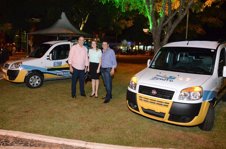 O Prefeito Leleco Brito no ato de entrega dos dois veículos para SecTur de Bonito. Na foto Leleco, Secretária de Turismo, Juliane e o Presidente da Câmara, Pedrinho da Marambaia.