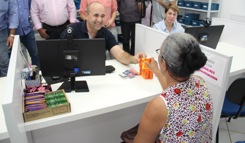 R$ 1 Milhão: Prefeitura inaugura Farmácia Municipal, Centro de Atendimento ao Cidadão e faz entrega veículos para saúde O Prefeito Leleco Brito faz a entrega de medicamento para usuária da Farmácia Municipal.