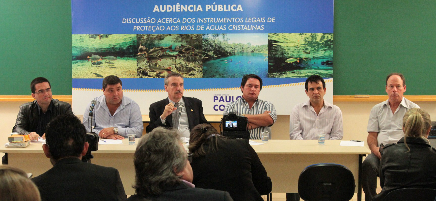 Composição da mesa de autoridades da esquerda para à direita: promotor de justiça, Luciano Loubet; vice-prefeito de Bonito, Josmail Rodrigues (PSC); deputado Paulo Corrêa; vereador de Bonito Régis Rosa (PSD); vereador Almir Peres Trindade (Ligeiro - PDT), presidente do Instituto das Águas da Serra da Bodoquena (ISB), Eduardo Coelho.