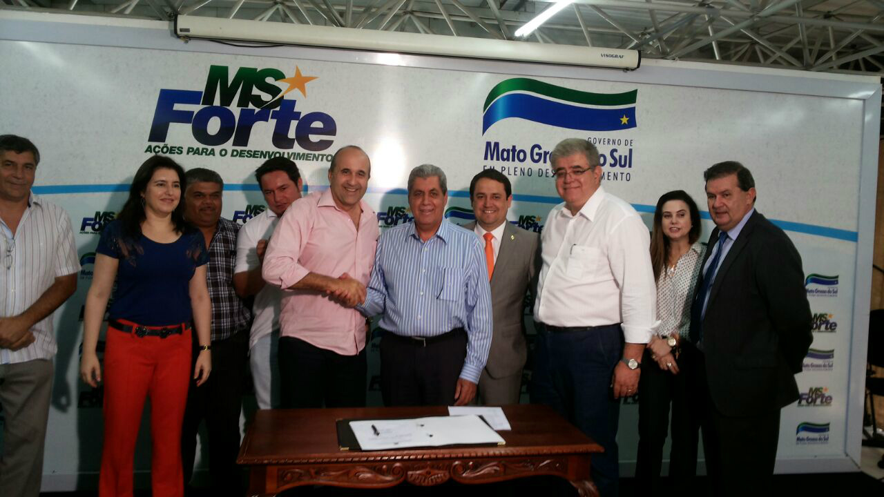 Águas do Miranda: Leleco assina junto com Governador ordem de serviço para asfalto