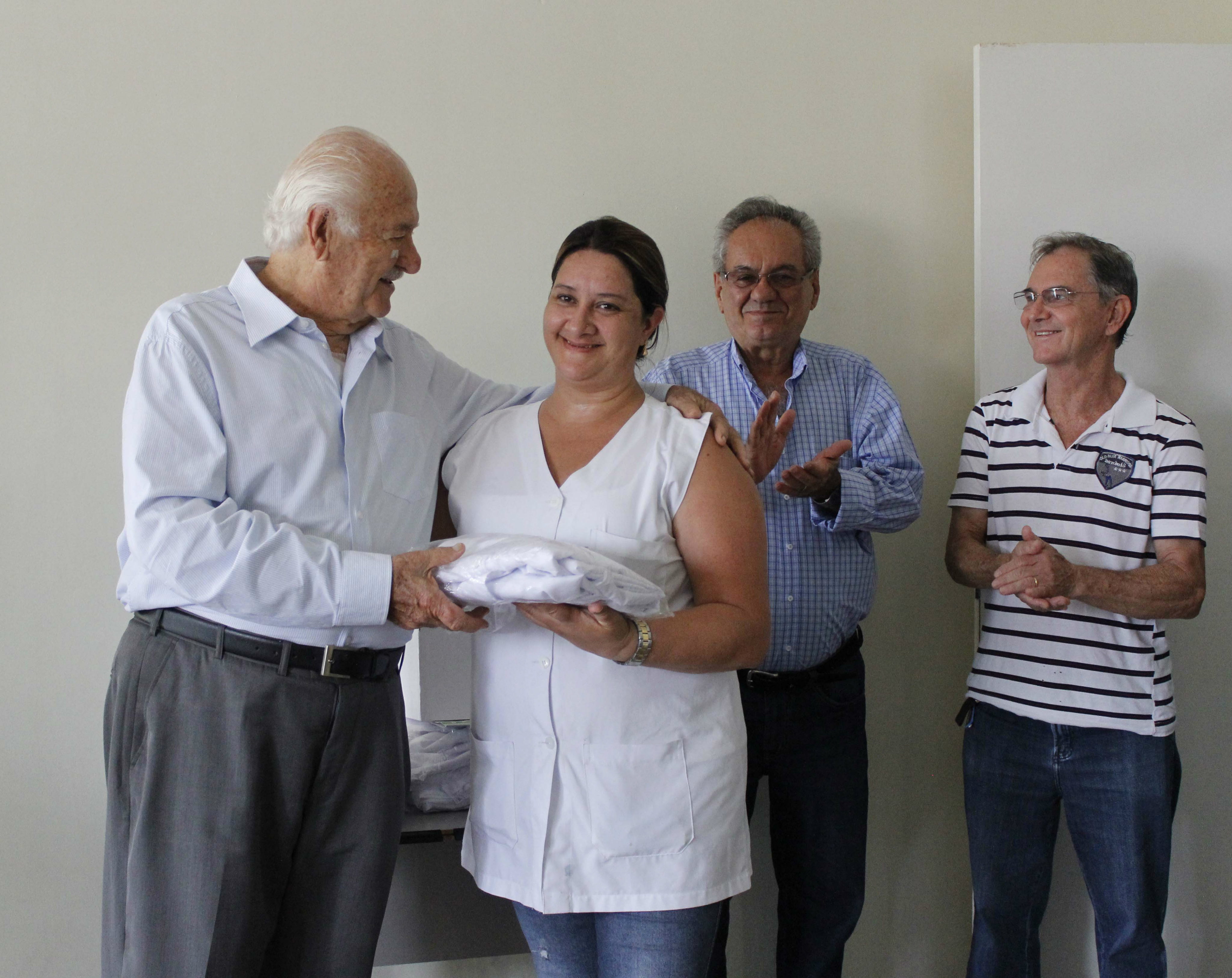 Hospital recebe 52 jalecos em solenidade com ex-prefeito