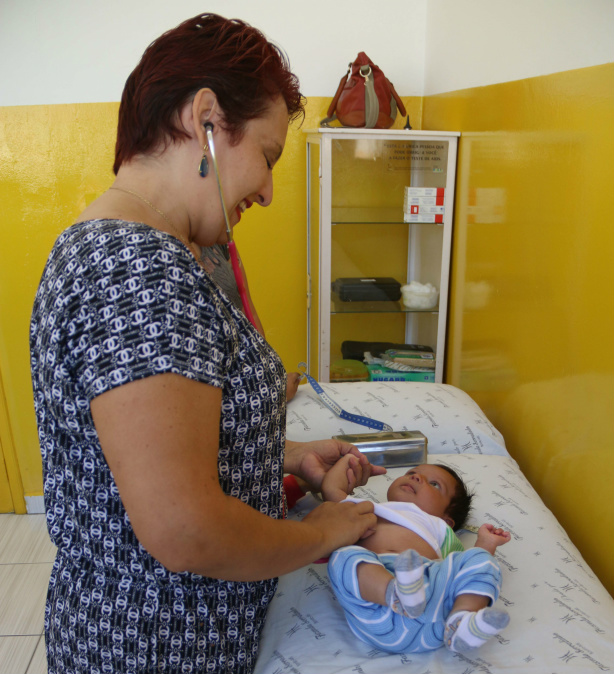 Samuel, de apenas 1 mês, consulta com pediatra no Centro de Especialidades Médicas Padre José Ferrero