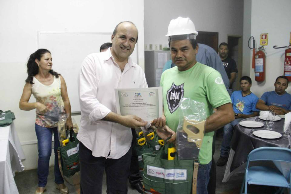 Prefeito entrega certificado a estudante durante formatura do curso de Mestre de Obras em setembro de 2014