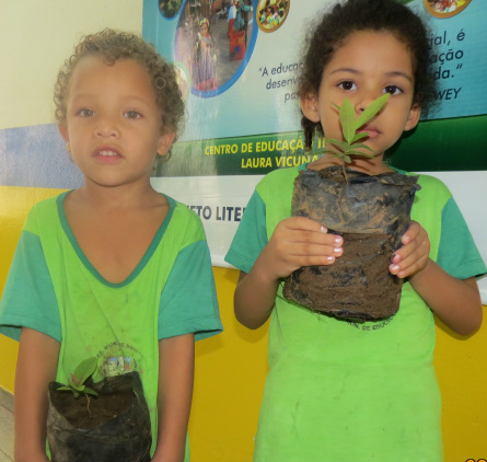 Alunos do CEI Laura Vicuña foram presenteados com uma muda de Guavira