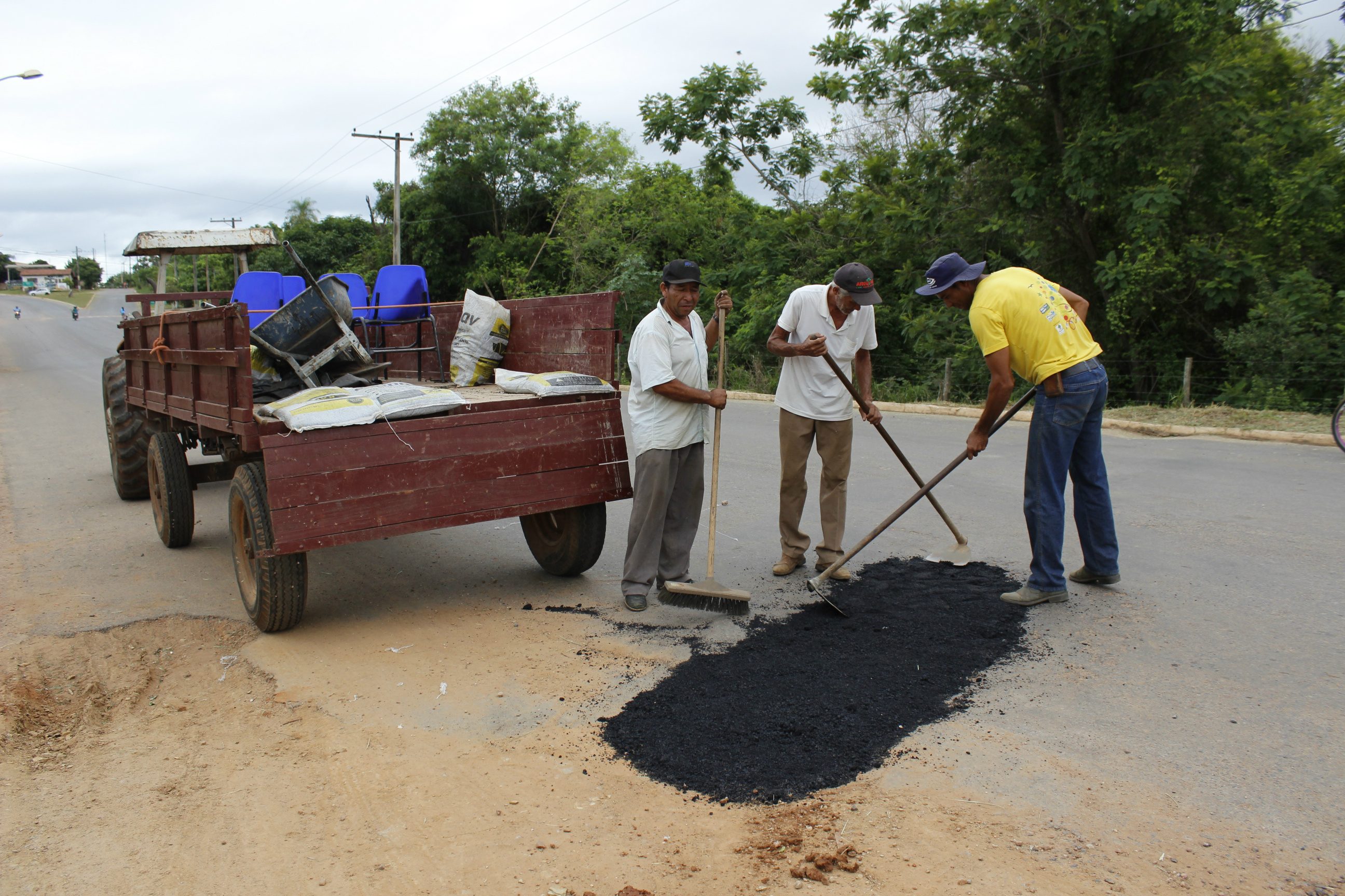 Trabalhadores realizam a revitalização do asfalto em Bonito