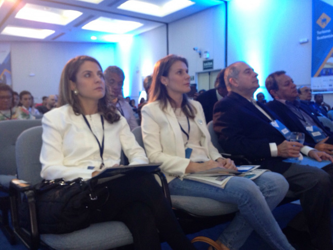 A jornalista Renata Magalhães, da Rede Bahia, Juliane Salvadori e ACM Júnior durante encontro em Salvador