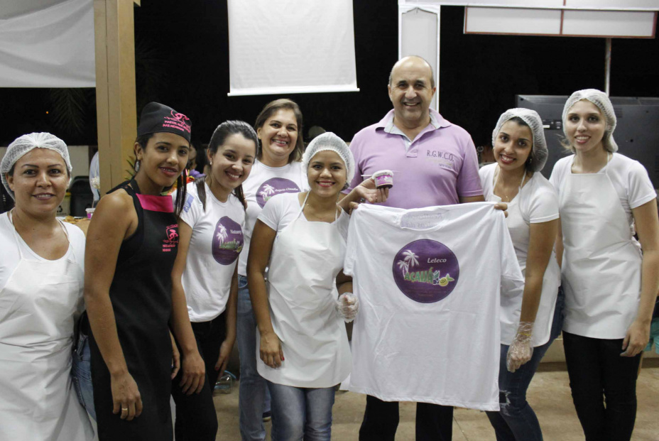 1ª Feira na Feira surpreende com produtos exóticos Prefeito Leleco ao lado de acadêmicos do curso de administração da UFMS