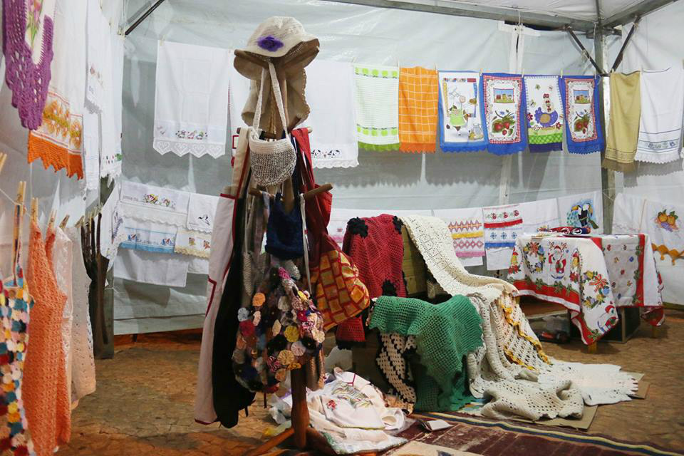 Festival da Guavira fomenta venda de artesanatos em Bonito Trabalho em crochê e tecido das artesãs de Bonito