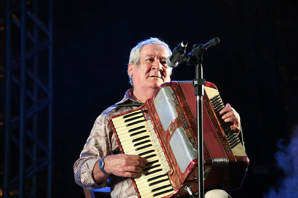 Dino Rocha em show na noite de ontem na Praça da Liberdade (Foto: Multi-Frequência)