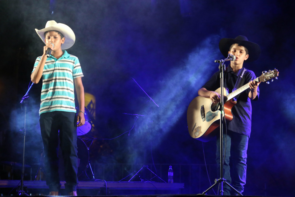 Dupla Filhos de Bonito durante a abertura dos shows musicais do Festival da Guavira de Bonito (Foto: Multi-Frequência)