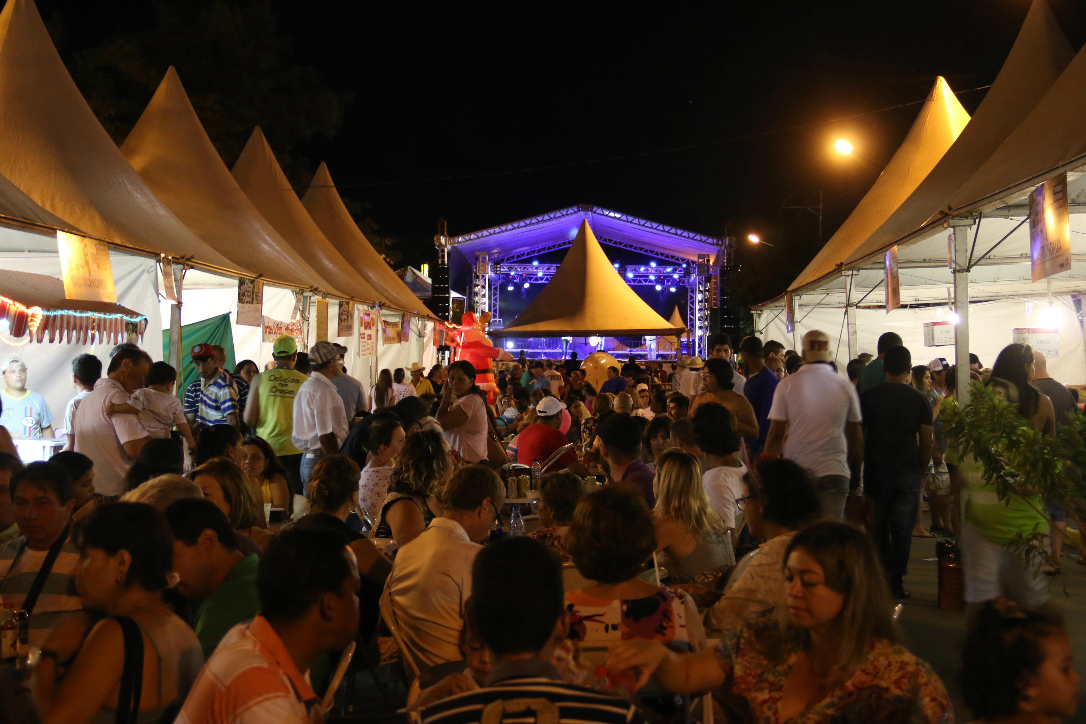 Espaço gastronômico atrás do palco principal do Festival da Guavira de Bonito (Foto: Multi-Frequência)