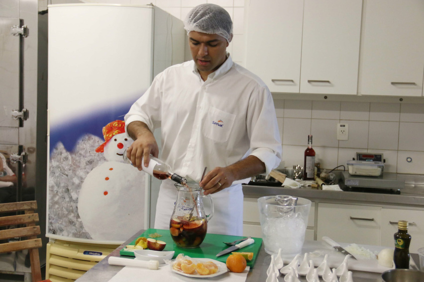 Chefs ousam com ingredientes regionais em curso de gastronomia Sommelier Jonas Eduardo Nascimento durante a oficina de gastronomia