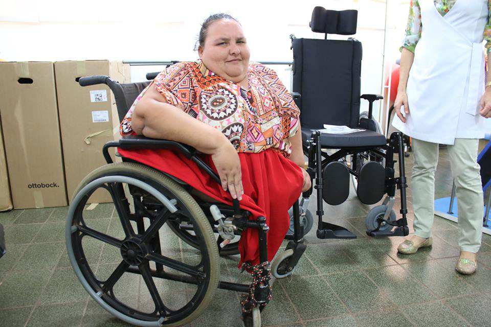 Rosa recebe uma cadeira de rodas nova do município