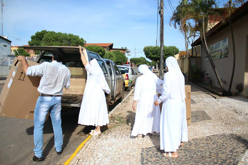 Cadeiras de rodas são entregues ao asilo de Bonito