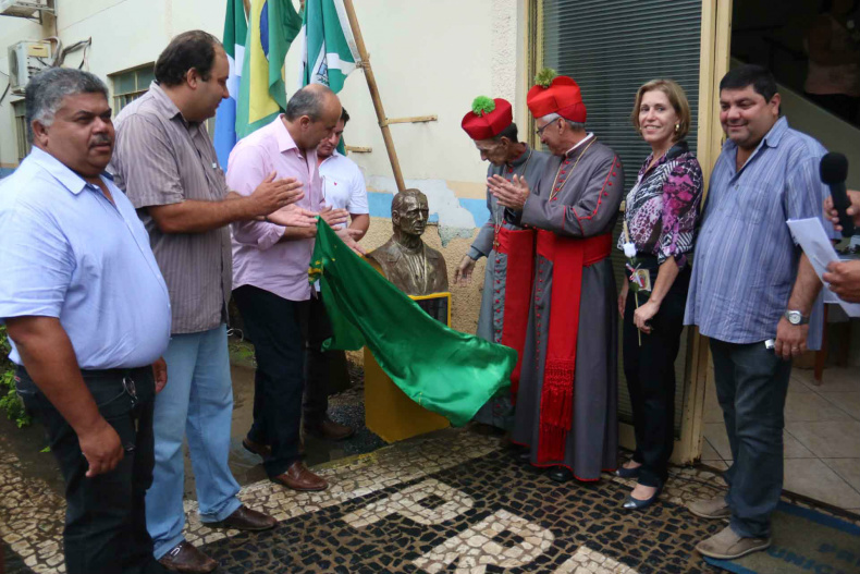 Leleco inaugura busto em homenagem a ex-prefeito de Bonito