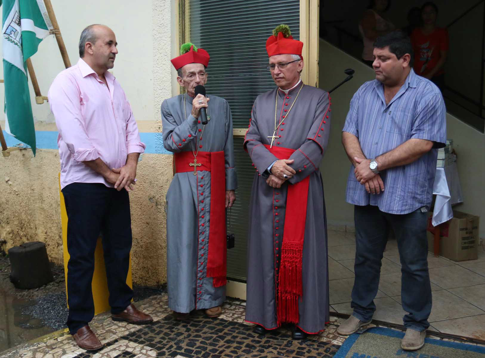 Prefeito inaugura busto em homenagem a Padre Rooswelt