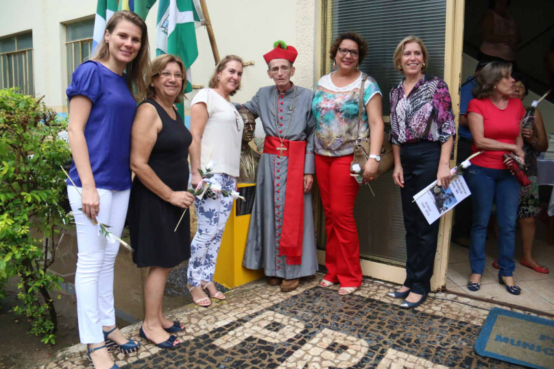 Prefeito inaugura busto em homenagem a Padre Rooswelt