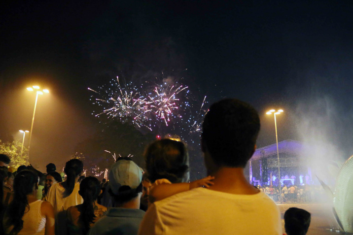 Réveillon da Prefeitura Municipal atrai 15 mil pessoas a Praça da Liberdade Queima de fogos durante a virada do ano (Crédito: Multi-frequência)