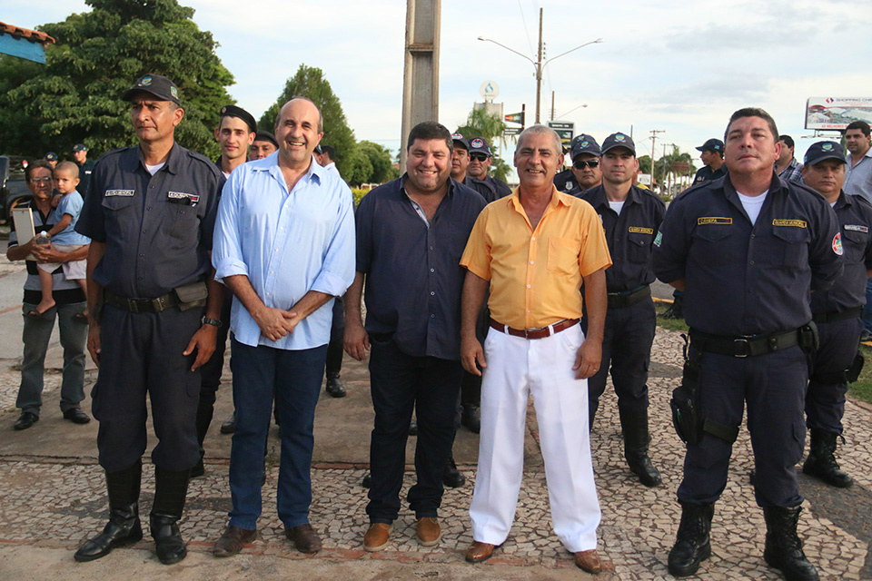Comandantes da Guarda Municipal, prefeito Leleco, vice-prefeito Josmail Rodrigues e ex-vereador Mozar do Couto 