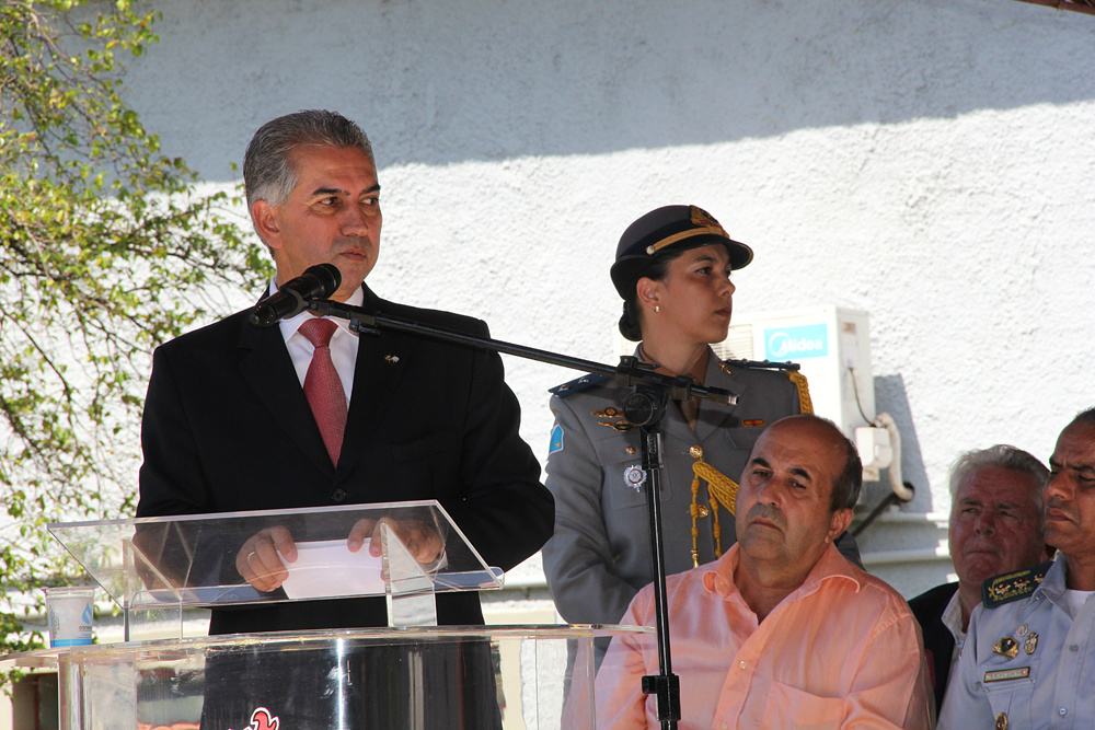 Governador do Estado, Reinado Azambuja ao lado do prefeito de Bonito, Leonel Lemos de Souza Brito (crédito: assecom governo do Estado)