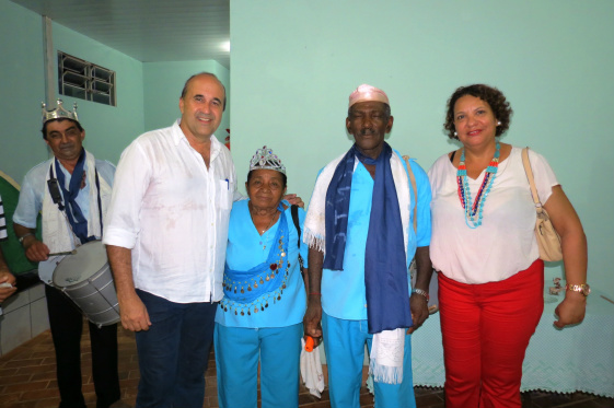 Prefeito Leleco e a secretária de cultura Vânia Mugartt durante Folia de Reis no Distrito de Águas do Miranda