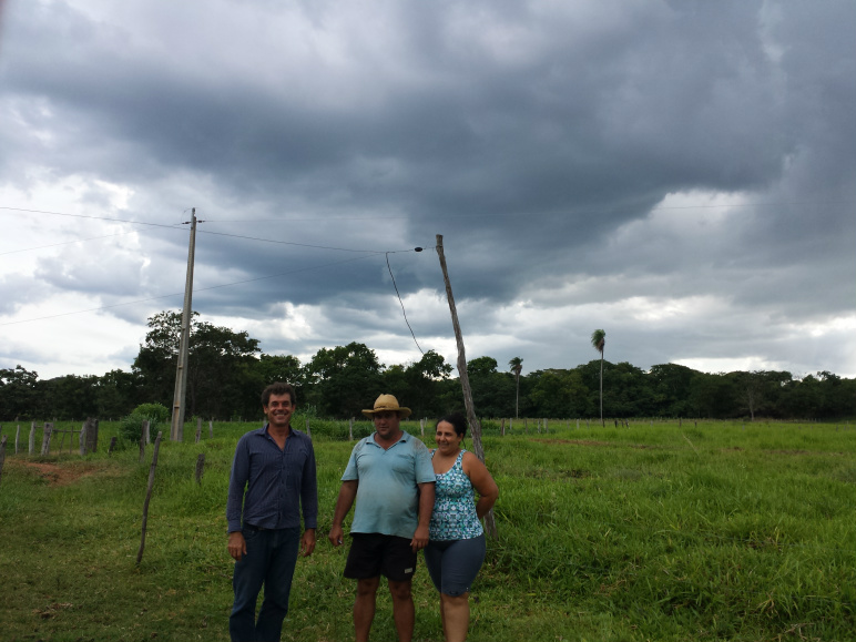 O produtores rurais Luis Carlos Jacques, 42 anos, e Rosangela André Trelha, ao lado do técnico da Agraer Paulo Gimenes (crédito: Naiane Mesquita)