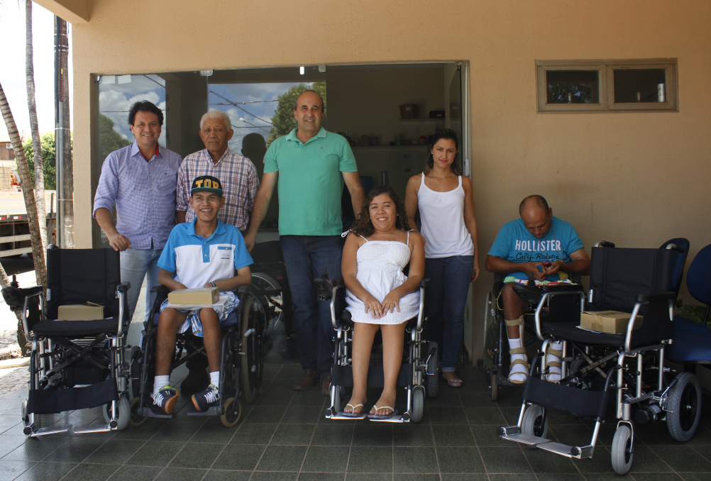 Prefeito Leleco durante a entrega de cadeiras de rodas elétricas no CER (Crédito: Multi-frequência)