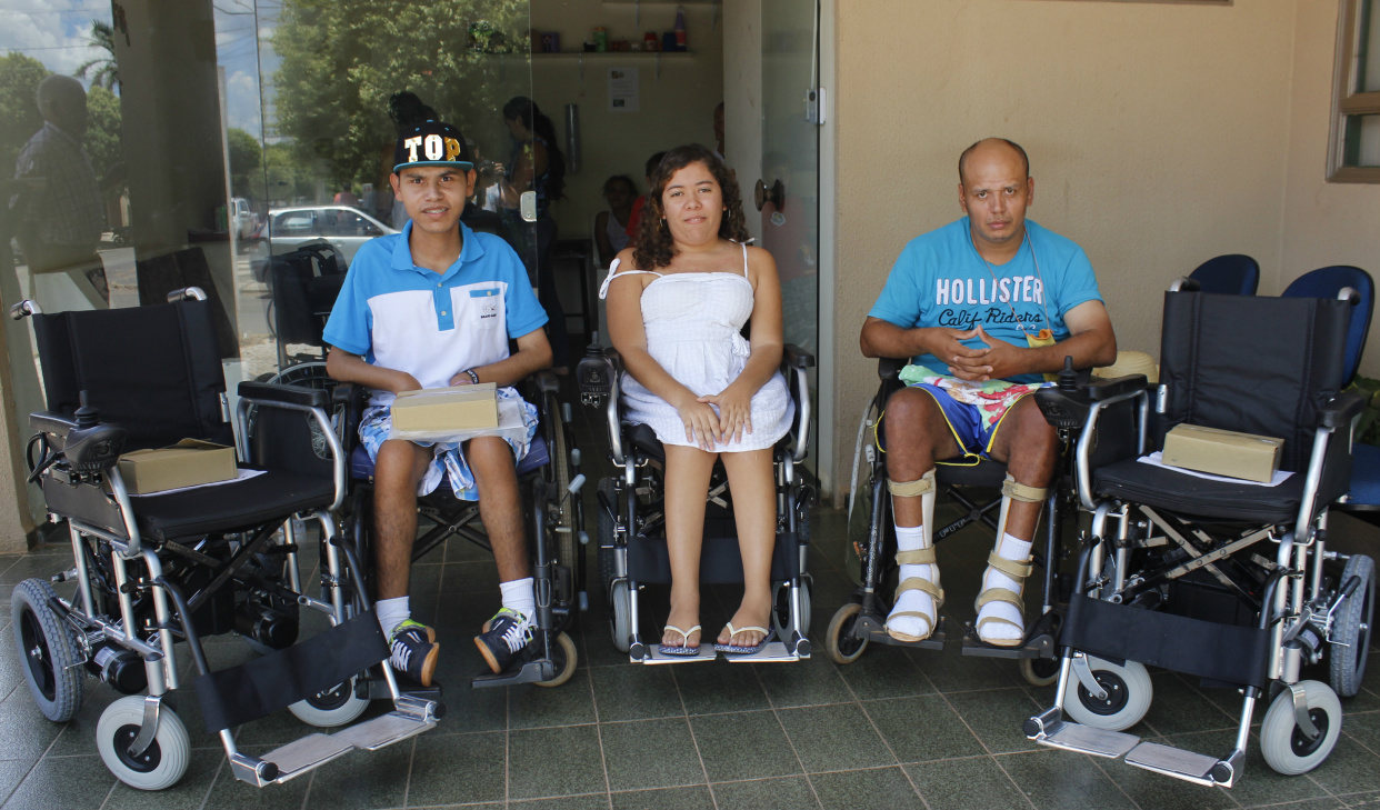 Pacientes do CER de Bonito recebem cadeiras de rodas elétricas