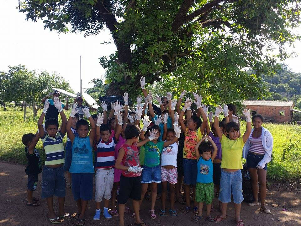 Crianças ajudam na coleta de possíveis reservatórios de água no Assentamento Guaicurus (crédito: Naiane Mesquita)