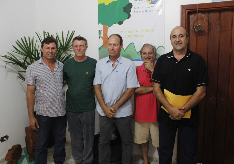 Vereador César Coelho, secretário de meio ambiente, Fabrício de Souza Maria, o presidente do IASB, Eduardo Folley Coelho, o presidente da Atratur, Marcos Dias Soares e o prefeito de Bonito, Leleco Brito durante a solenidade de assinatura dos convênios com as entidades 