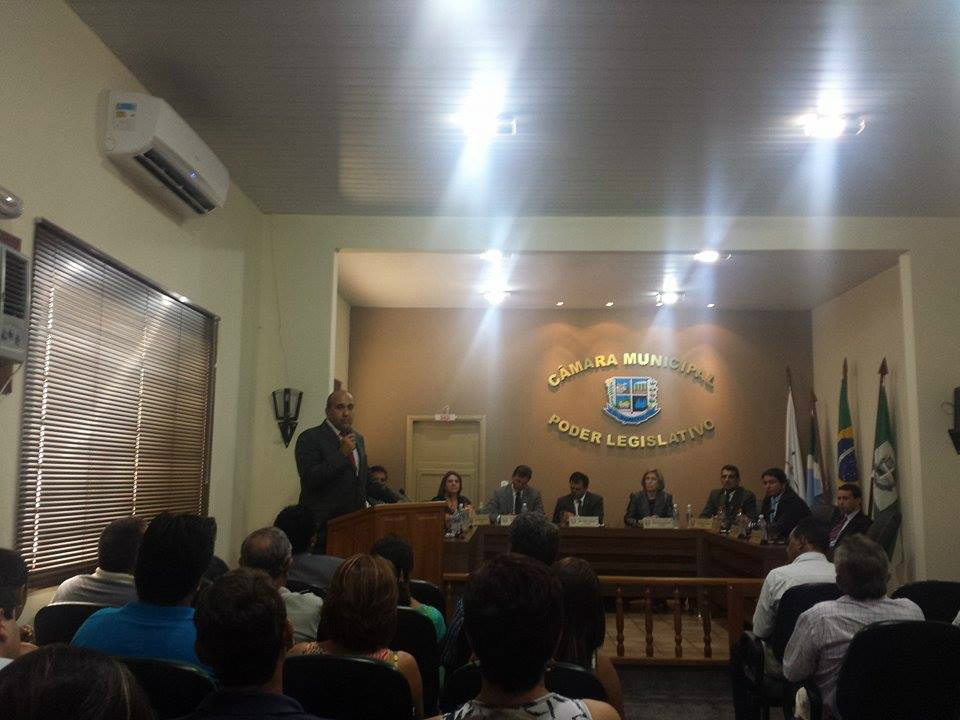 Leleco durante a abertura da sessão da câmara municipal
