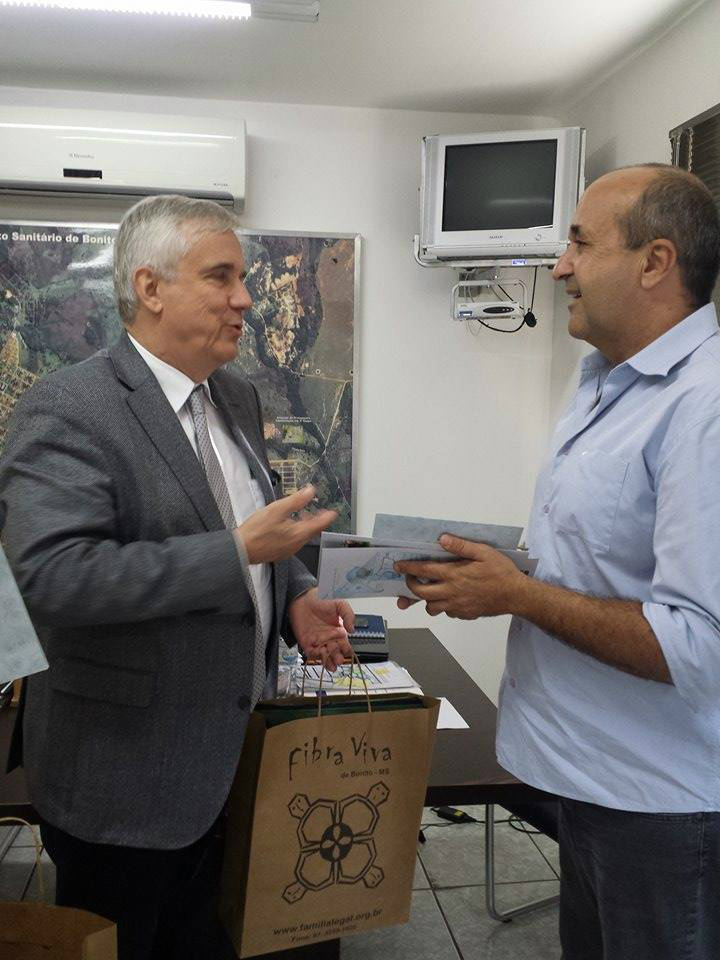 Cônsul recebe presentes do prefeito Leleco 