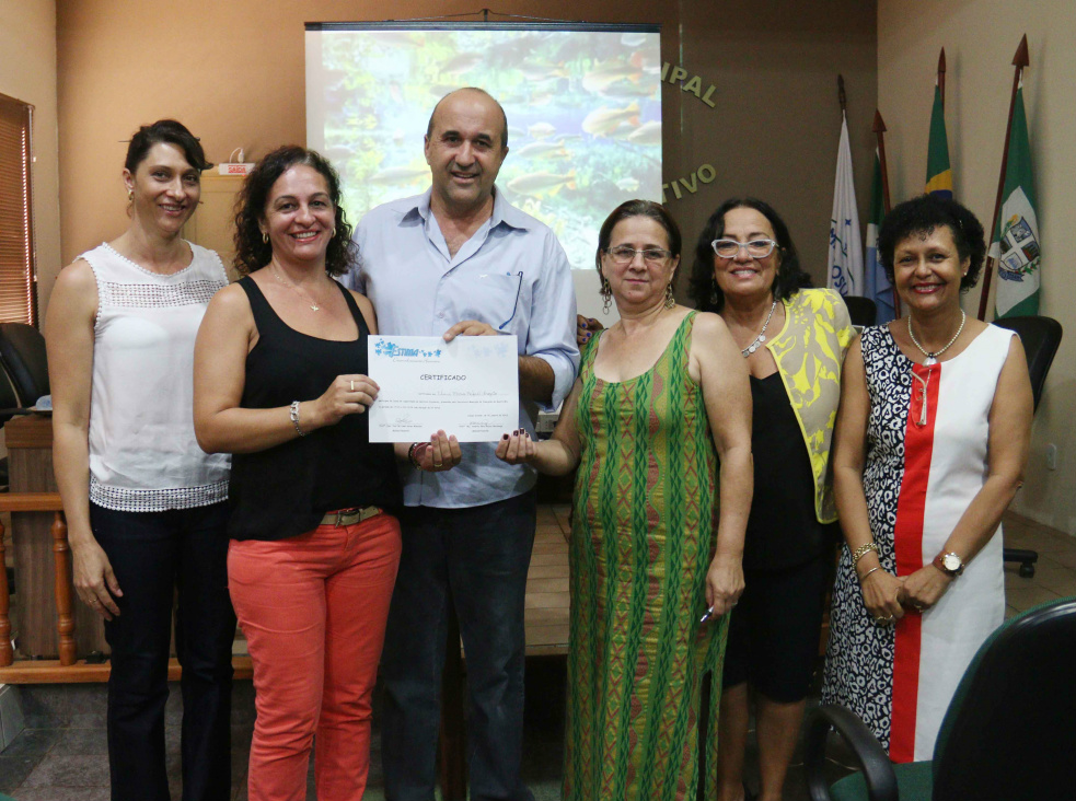 Leleco entrega certificados a professores da rede municipal
