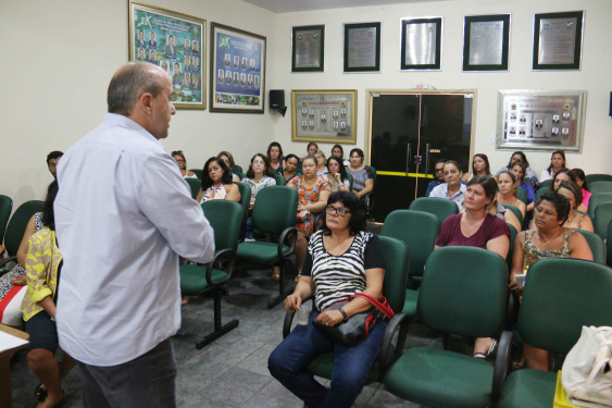 Prefeito entrega certificados a professores da rede municipal de ensino