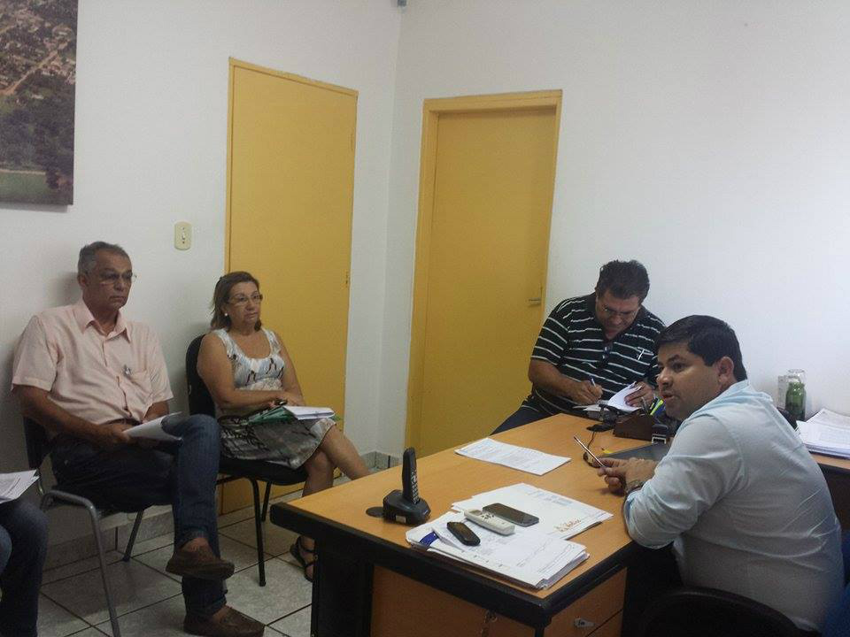 Conselho Gestor de Habitação apresenta balanço das metas e atividades realizadas em 2014 Conselho Gestor do Fundo Municipal de Habitação - FMHIS durante reunião para apresentar o relatório de metas e ações de 2014