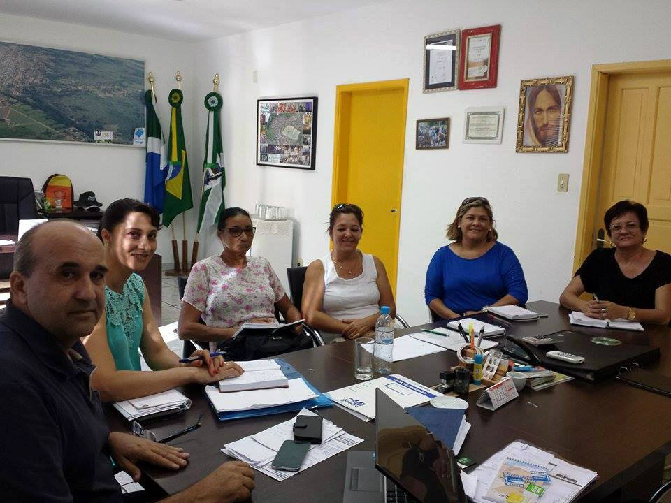 Leleco e a secretária de educação Loiva Heidecke Schiavo durante encontro com representantes do Simted de Bonito