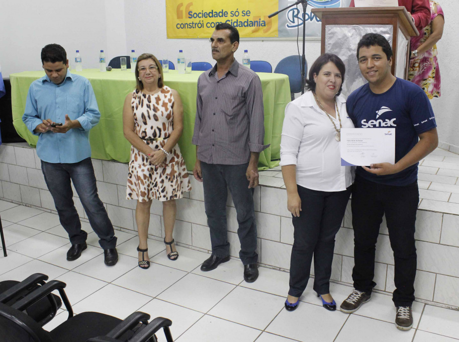 Alunos dos cursos de Auxiliar de Recursos Humanos e Cuidador Infantil participam de cerimônia de formatura