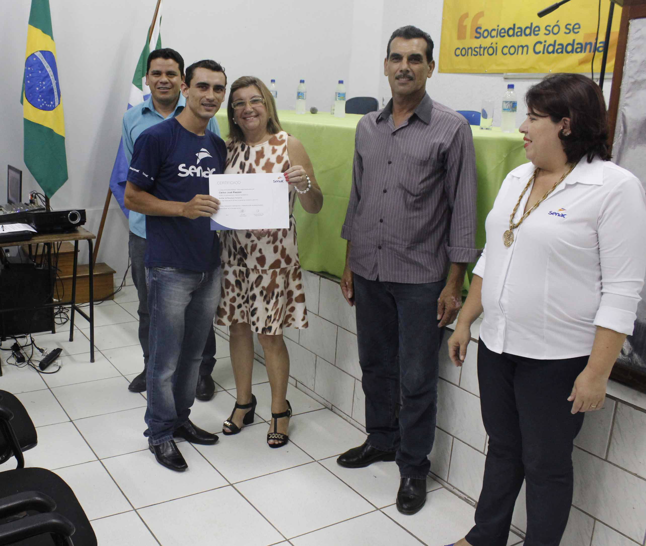Alunos dos cursos de Auxiliar de Recursos Humanos e Cuidador Infantil participam de cerimônia de formatura