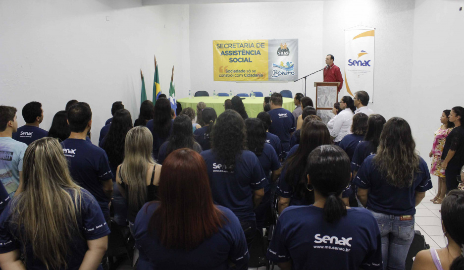 Alunos dos cursos de Auxiliar de Recursos Humanos e Cuidador Infantil participam de cerimônia de formatura