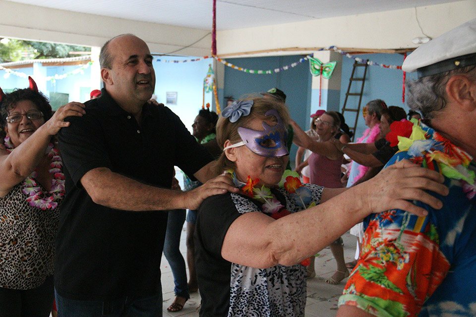 Prefeito Leleco entrou no clima da folia em festa promovida pela SAS